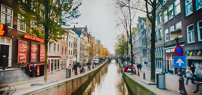 canal del barrio rojo en amsterdam moulin rouge