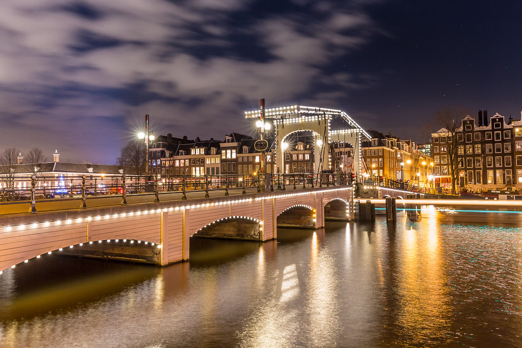 El Magere Brug iluminado