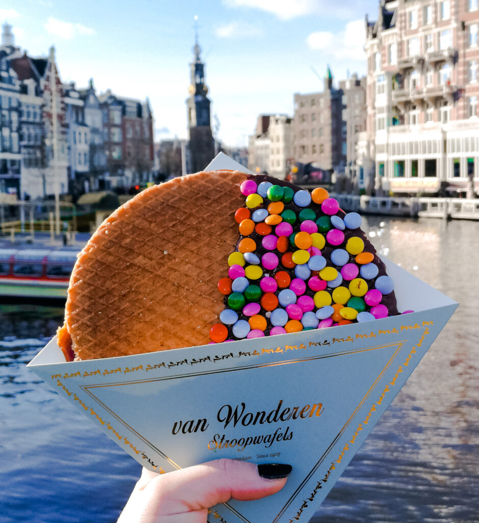 Stroopwafel de Van Wonderen con la Munttoren al fondo