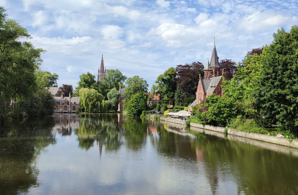 Begijnhof desde el Minnewater