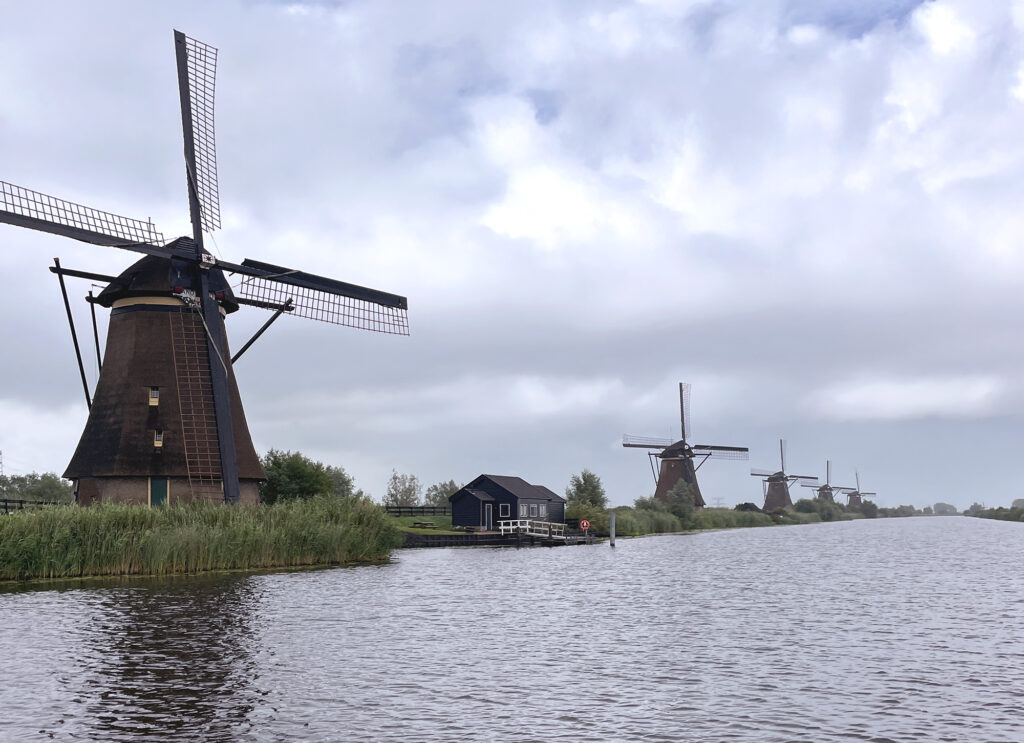 Vista pánoramica de Kinderdijk, un viaje al pasado holandés