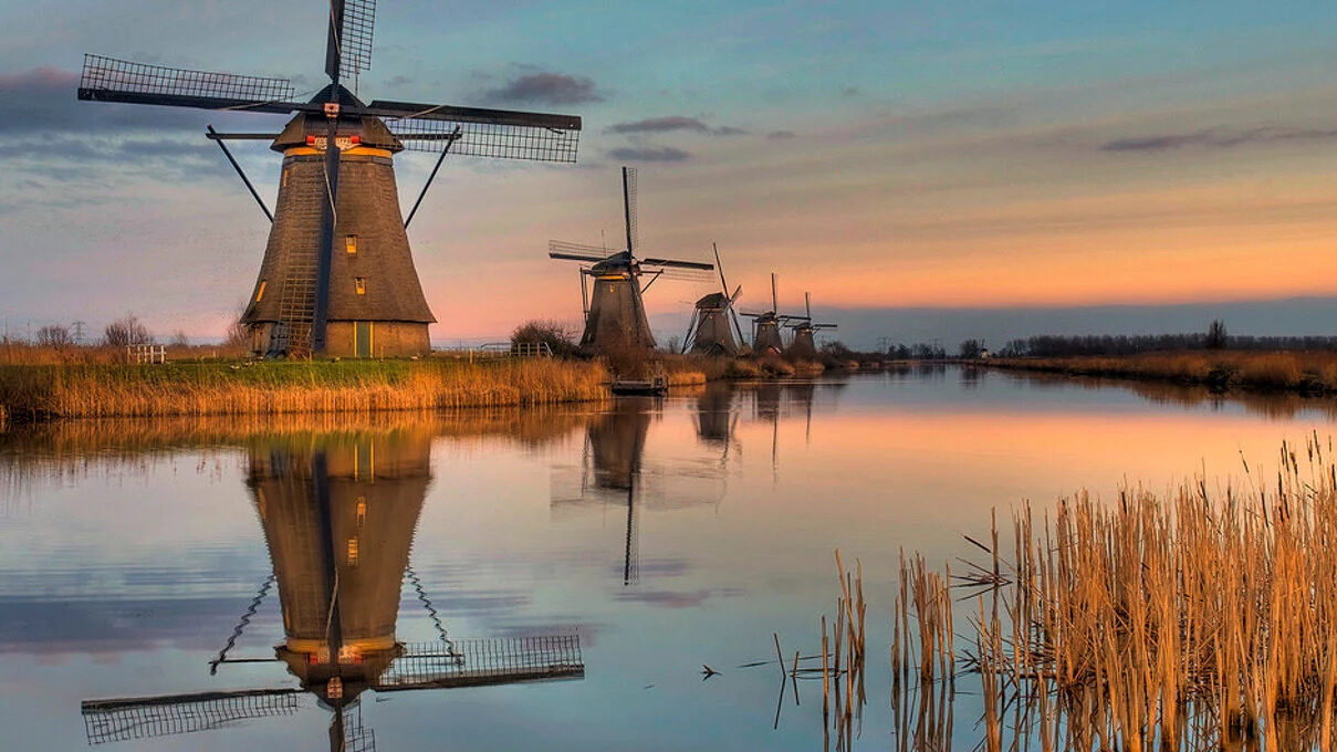 Vista pánoramica de Kinderdijk, un viaje al pasado holandés