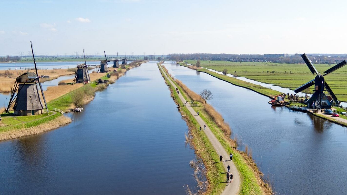 Vista pánoramica de Kinderdijk, un viaje al pasado holandés