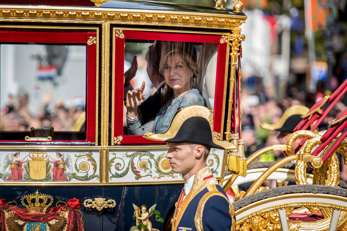 Carroza dorada con la reina de los Países Bajos durante el Prinsjesdag en La Haya.