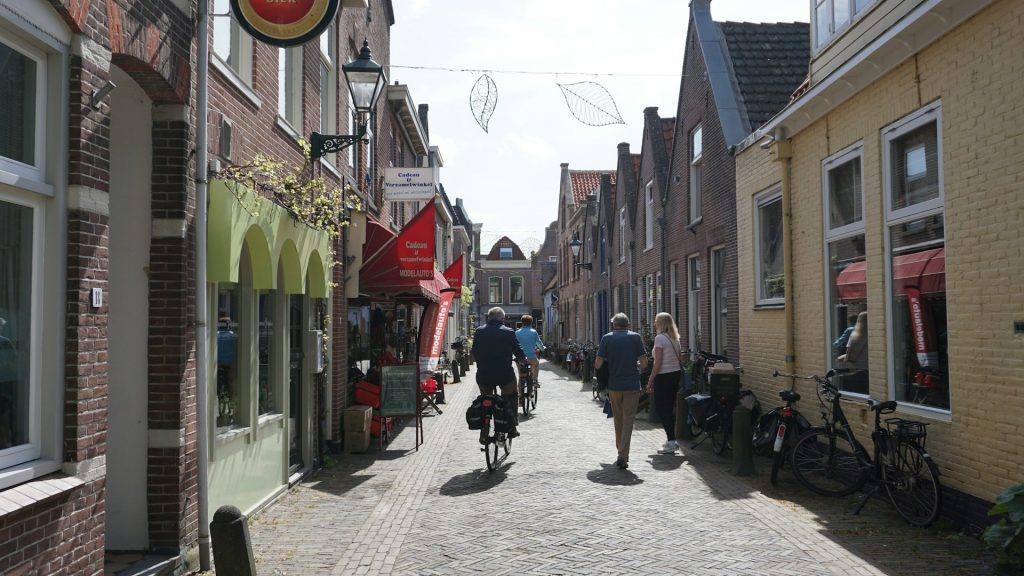 Calle de Almkaar con gente paseando y en bicicleta