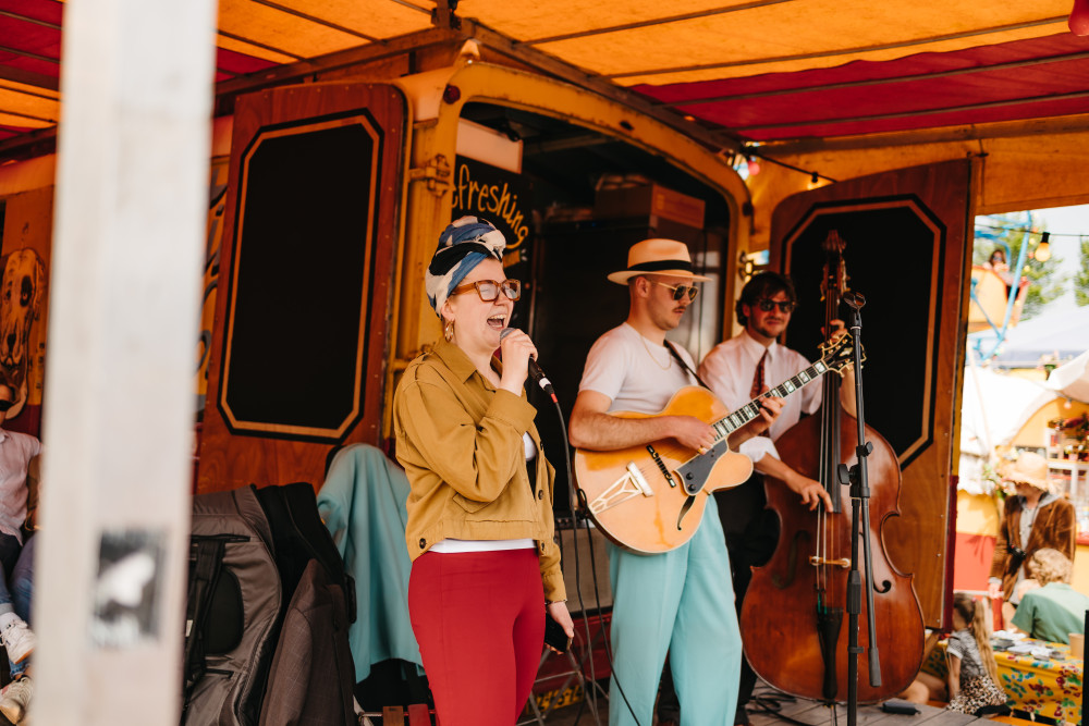 Banda en vivo actuando en De Rollende Keukens, añadiendo música y energía al festival gastronómico.