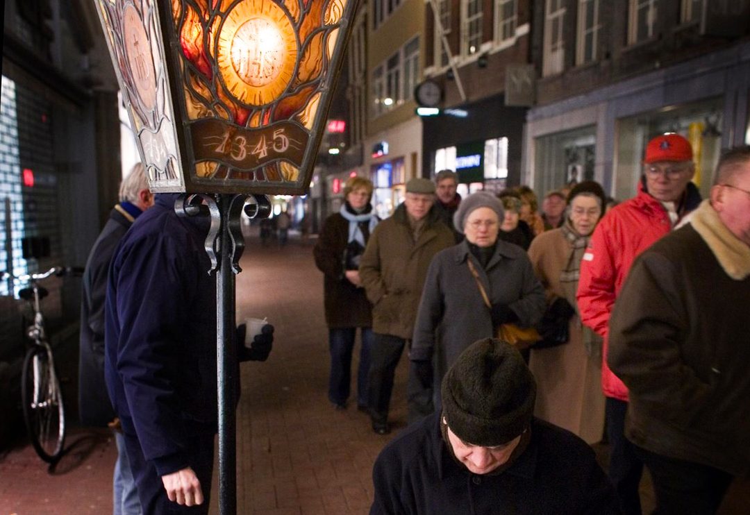 Creyentes recorren las calles para conmemorar el día del Milagro de Ámsterdam.