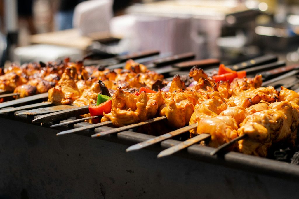 Pinchos de pollo a la parrilla en un puesto de comida del festival Taste of Amsterdam
