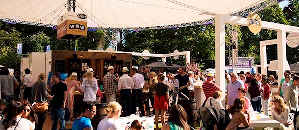 Personas de todas las edades celebrando el festival Taste of Amsterdam.