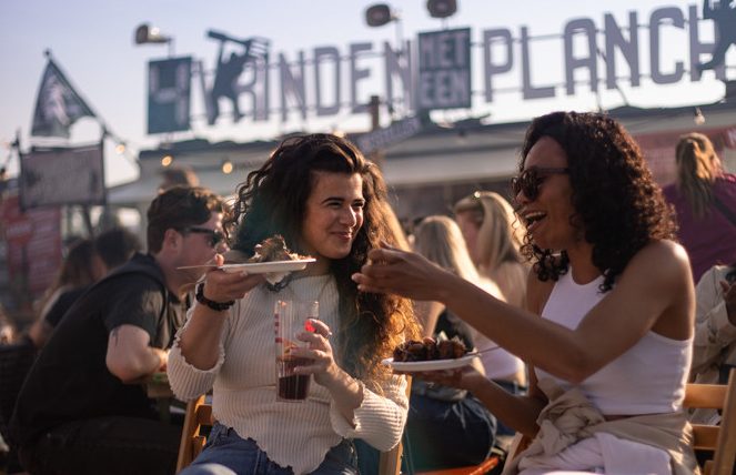 Dos chicas disfrutando el festival De Rollende Keukens en Ámsterdam
