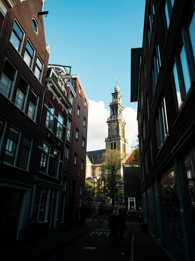 Westerkerk vista desde una de las calles aledañas en Ámsterdam.