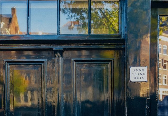 Puerta de la Casa de Ana Frank en Ámsterdam, entrada al museo que conmemora la vida y el legado de Ana Frank.