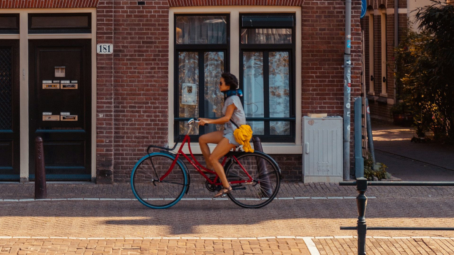 Ciudadana de Ámsterdam moviéndose en bicicleta por la capital en un día de verano