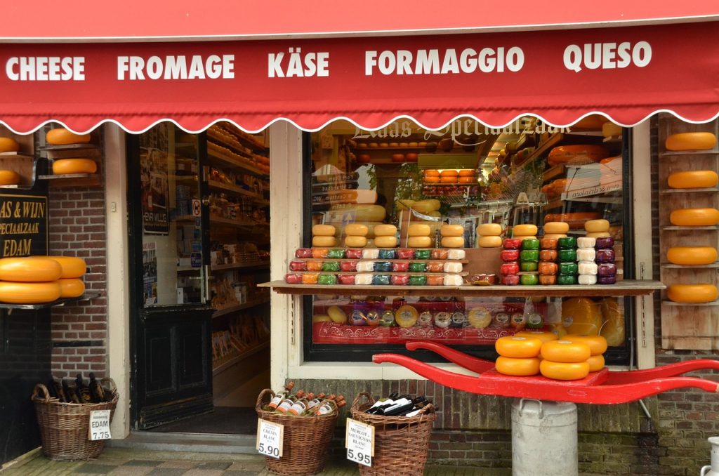 Exterior de una tienda de quesos en Edam con ruedas de queso alineadas en estanterías.