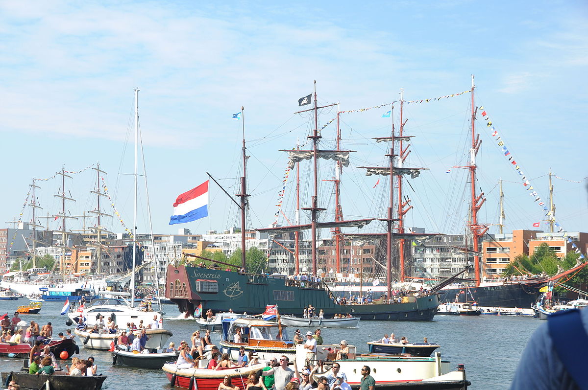 Grandes veleros y multitudes durante el evento SAIL Amsterdam 2020.
