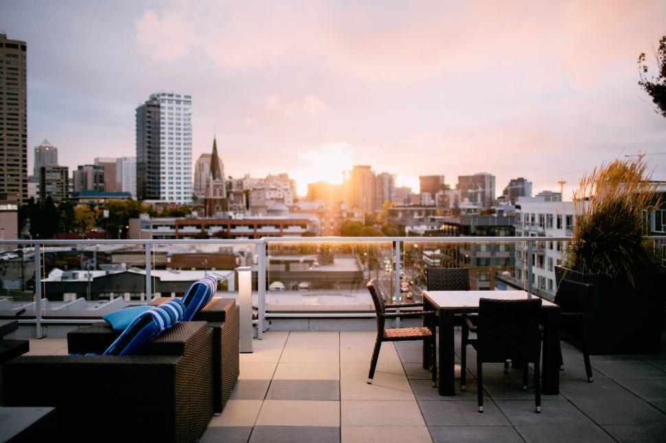 Terraza en Róterdam al atardecer. Ambiente veraniego bajo la luz dorada del sol