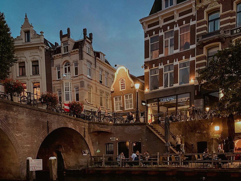 Terraza iluminada en la noche con ambiente acogedor en Utrecht.