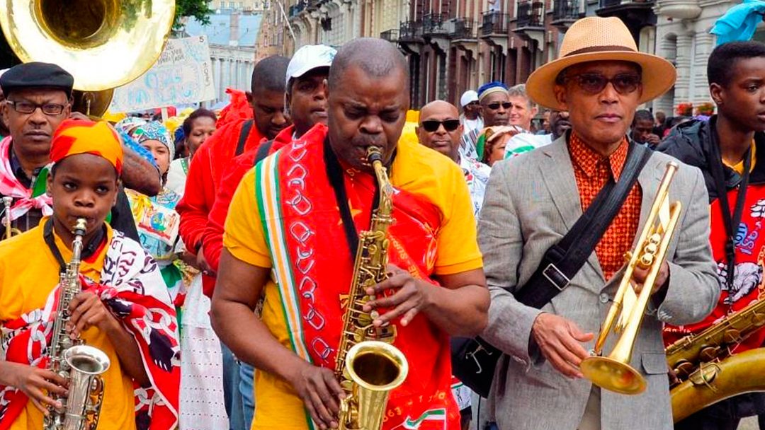 Una banda vestidas con ropa típica de Surinam amenizando la celebración Keti Koti.
