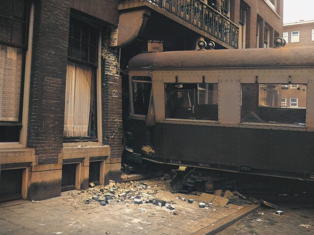 Tranvía estrellado contra un edificio en Ámsterdam como consecuencia de los ataques durante la Segunda Guerra Mundial