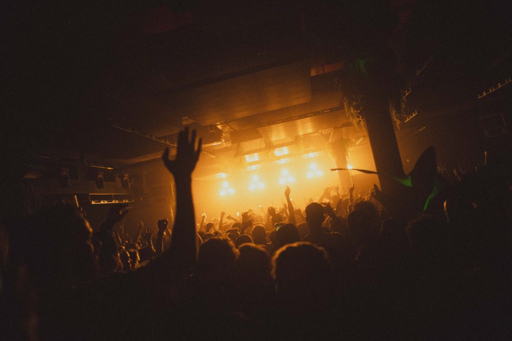 Interior de la discoteca Shelter en Ámsterdam con público bailando bajo luces tenues y ambiente industrial.