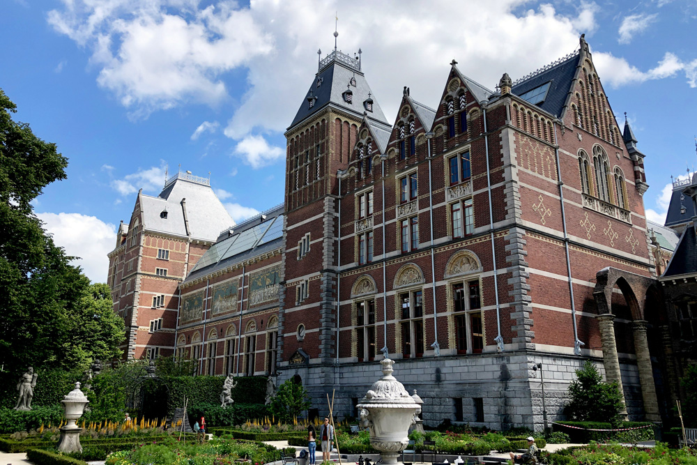 achada principal del Rijksmuseum de Ámsterdam con uno de sus jardines cuidados y zonas de paseo.