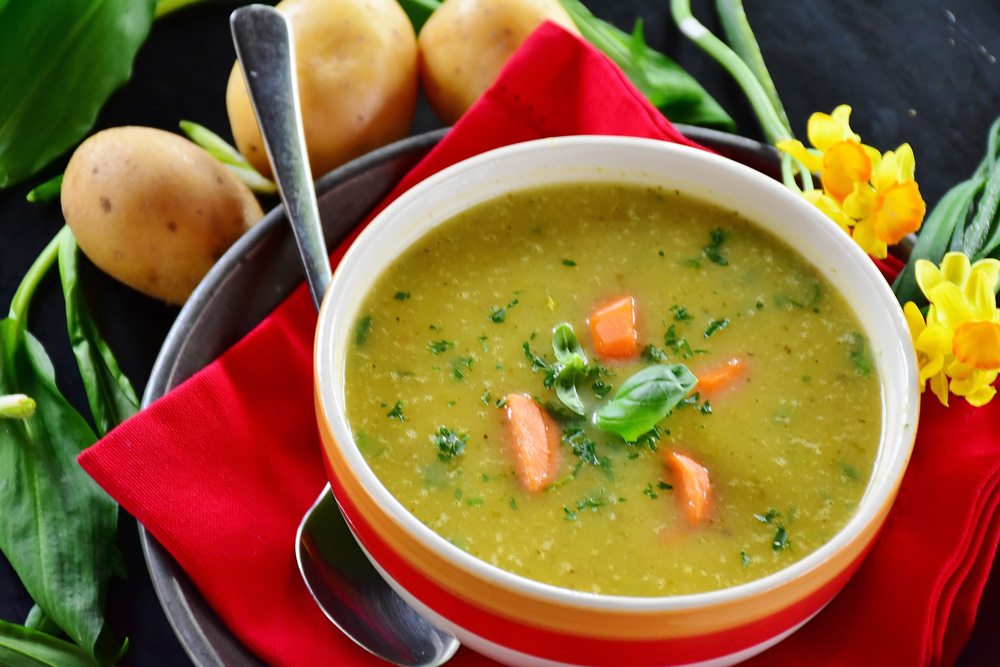 Cuenco de erwtensoep, la sopa de guisantes típica de los Países Bajos, servida con pan y embutido.