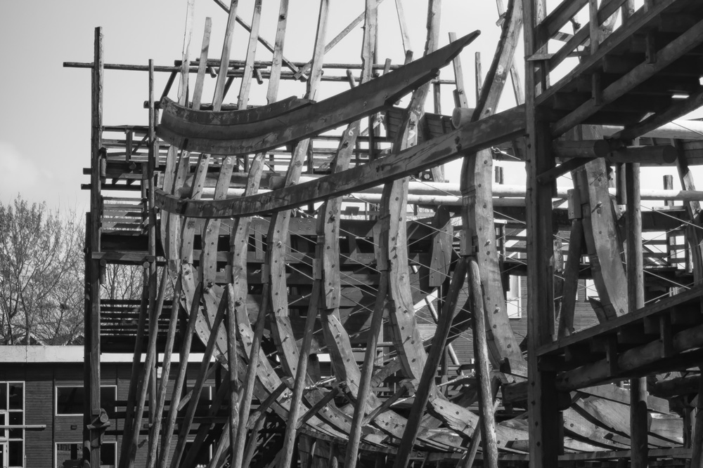  Imagen en blanco y negro de la estructura de madera del barco Batavia en proceso de reconstrucción.