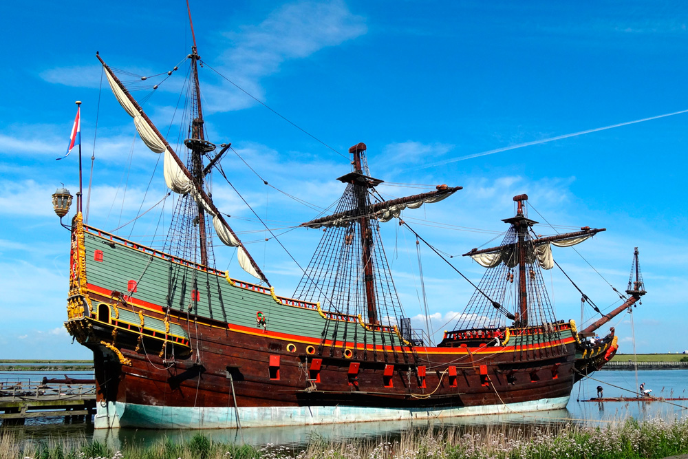 Vista completa del barco Batavia reconstruido, atracado en el puerto de Lelystad.