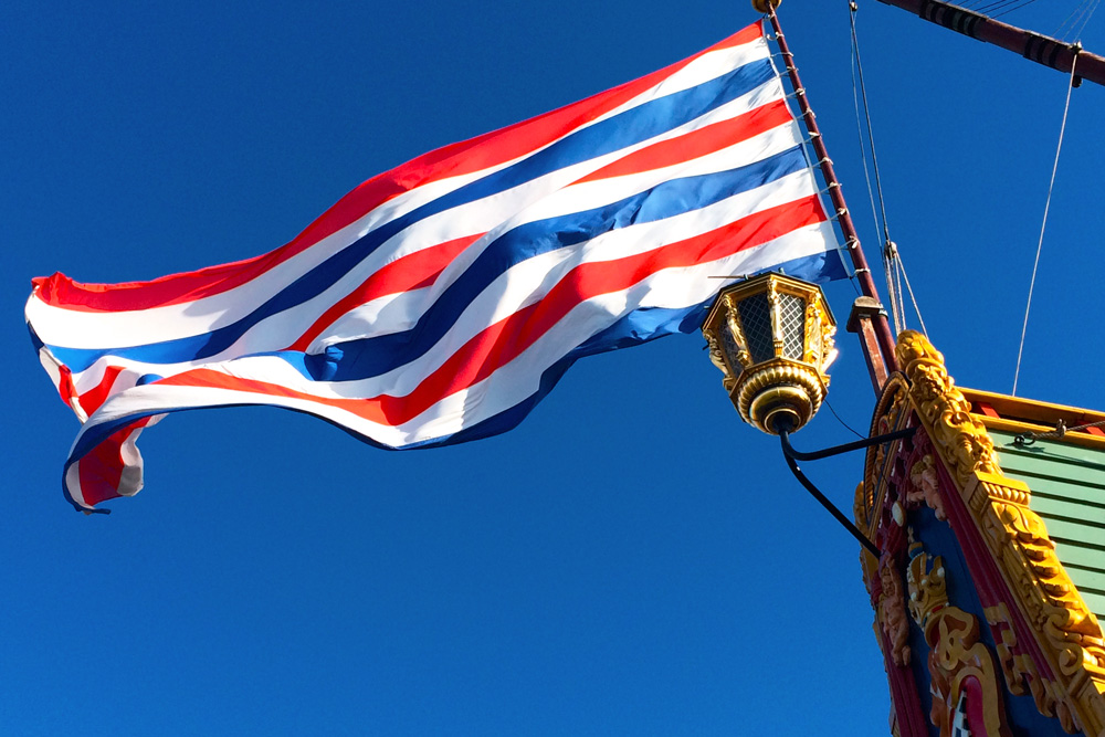Proa del barco Batavia con la Prinsenvlag (bandera naranja, blanca y azul) ondeando en el mástil.
