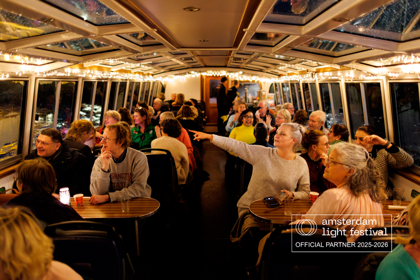 Interior del crucero sobre los canales de Ámsterdam durante el Amsterdam Light Festival