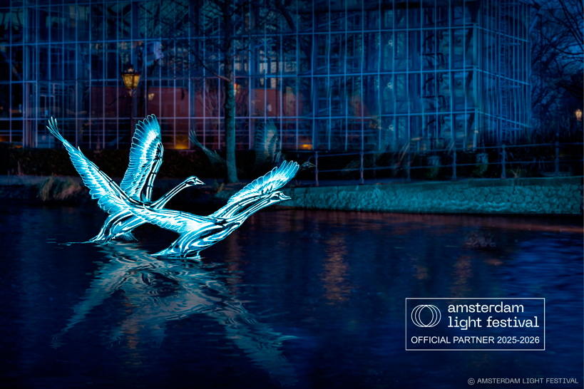 Pájaros de luz azules sobre los canales de Ámsterdam durante el Amsterdam Light Festival