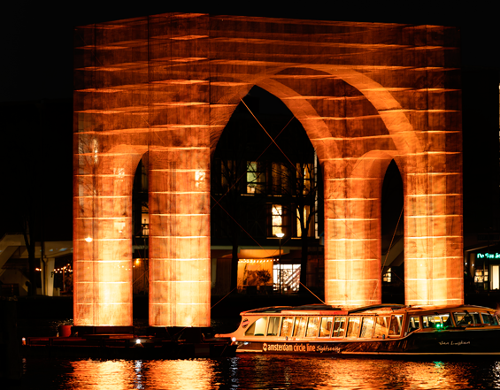 Puente iluminado sobre los canales de Ámsterdam durante el Amsterdam Light Festival