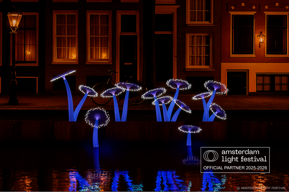 Setas de luz azul sobre los canales de Ámsterdam durante el Amsterdam Light Festival