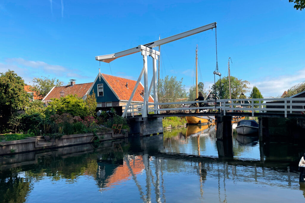 Puente levadizo tradicional en Edam, en un día de invierno con cielo azul despejado y arquitectura típica neerlandesa alrededor.