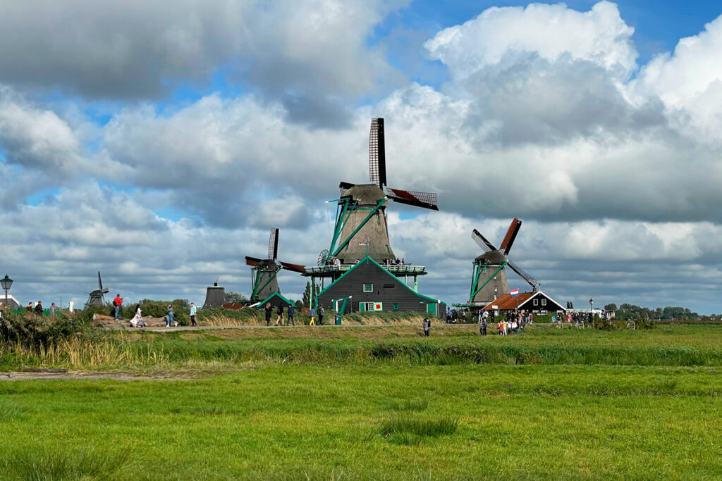 Molinos de viento tradicionales en Zaanse Schans en un día de invierno, con cielo nublado.