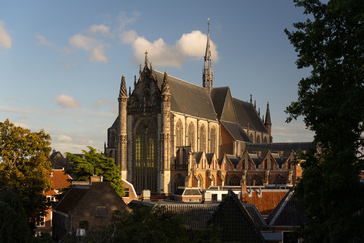 Vista de la iglesia Pieterskerk en Leiden en un día de invierno, con cielo despejado y detalles arquitectónicos visibles en la fachada.