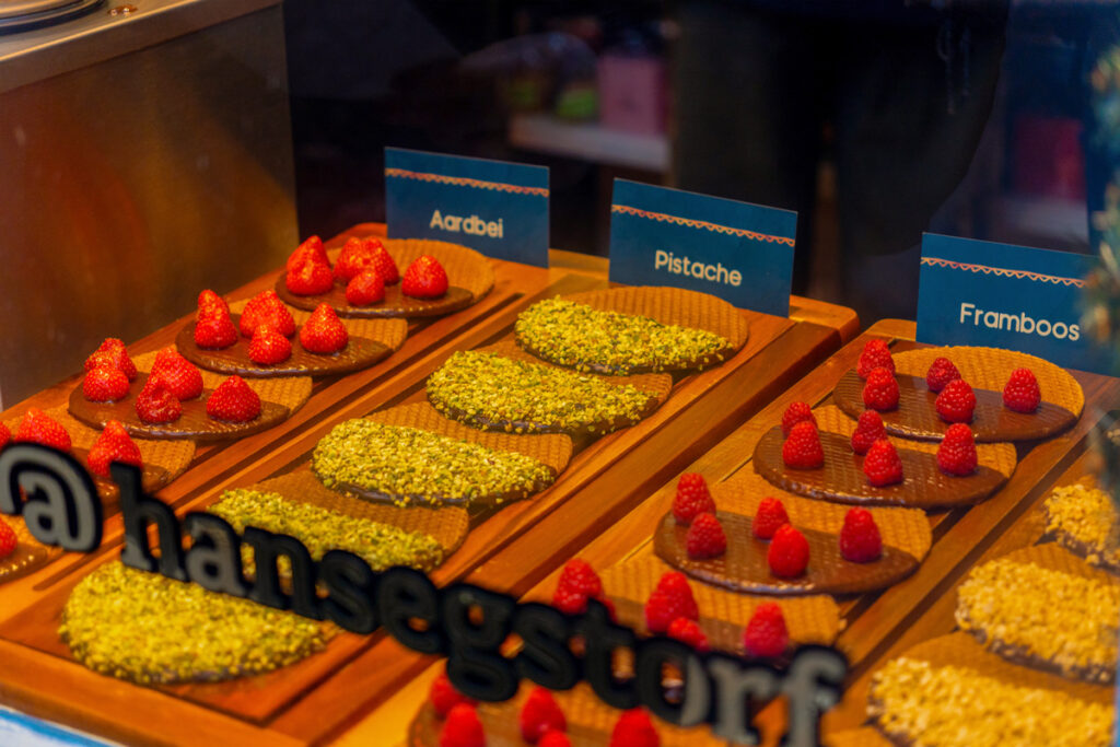 Vitrina de la tienda Hans Egstorf en Ámsterdam con stroopwafels artesanales decorados con chocolate, fresas y pistacho.