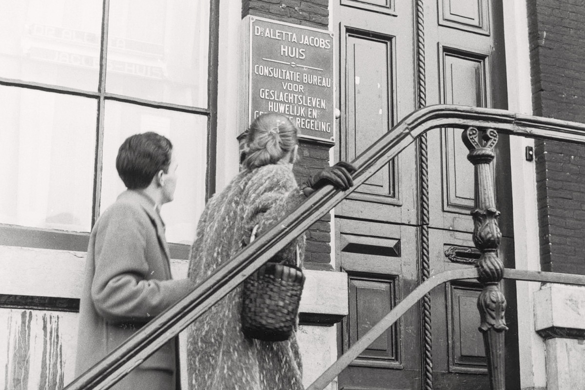 Fotografía histórica de una pareja joven en el Dr. Aletta Jacobs Huis, centro de consulta sobre salud sexual en Ámsterdam, 1955.