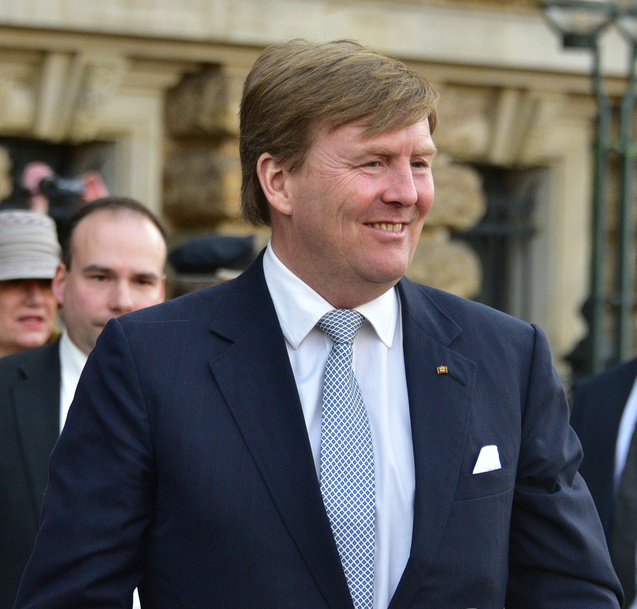 El rey Willem-Alexander de los Países Bajos durante una visita oficial en Hamburgo, con expresión sonriente y traje formal.