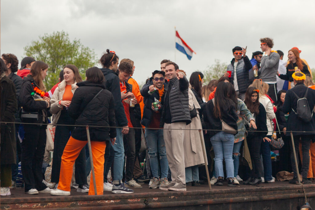 Barcos En Los Canales Durante El Día Del Rey En Ámsterdam