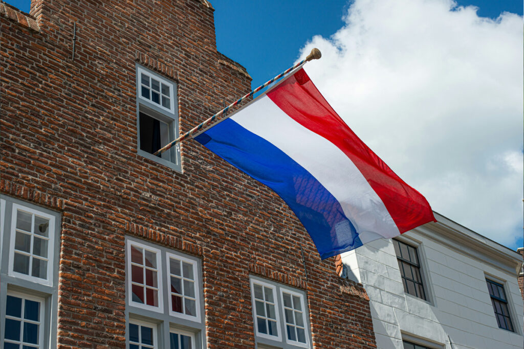 Bandera de los Países Bajos ondeando en una casa durante la celebración del Día de la Liberación el 5 de mayo.