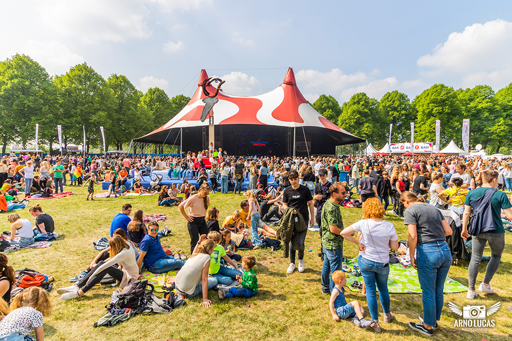 Escenario con público durante el Bevrijdingsfestival Brabant en 2022, uno de los conciertos del Día de la Liberación en los Países Bajos.
