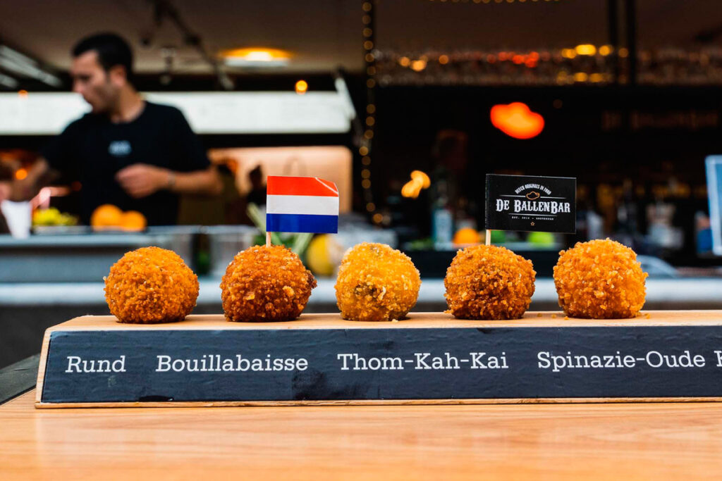 Bitterballen de diferentes sabores en el puesto De BallenBar dentro de Foodhallen en Ámsterdam.