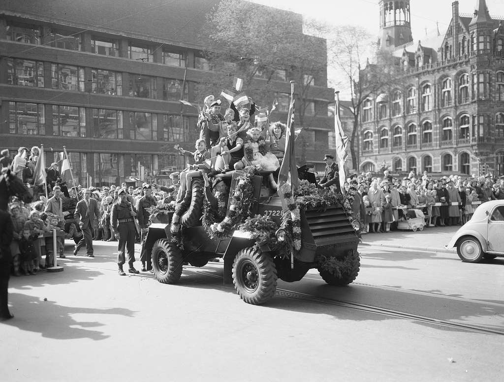 Tanques militares con niños alrededor durante una celebración del Día de la Liberación en los Países Bajos, diez años después del final de la Segunda Guerra Mundial.
