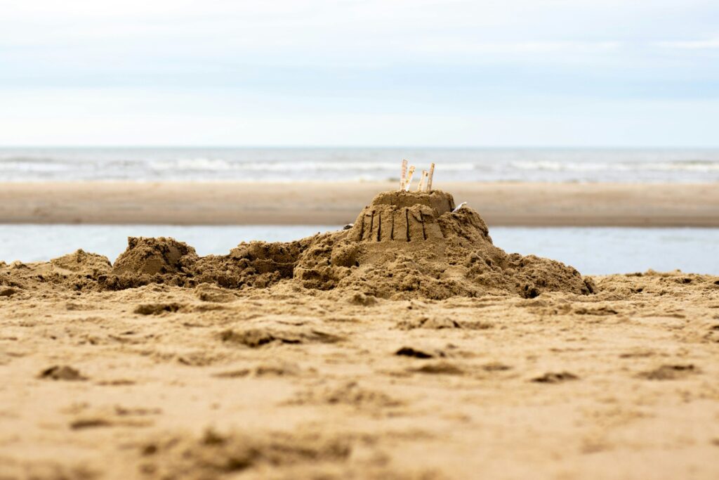 Castillo de arena en la playa de Bloemendaal aan Zee con el mar al fondo en un día de verano.