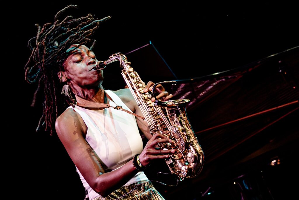 Mujer tocando el saxofón en el North Sea Jazz Festival, durante un concierto.