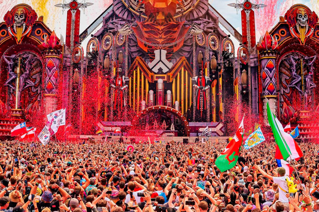 Escenario principal del festival Defqon.1 con diseño espectacular y público durante un concierto de música hardstyle.