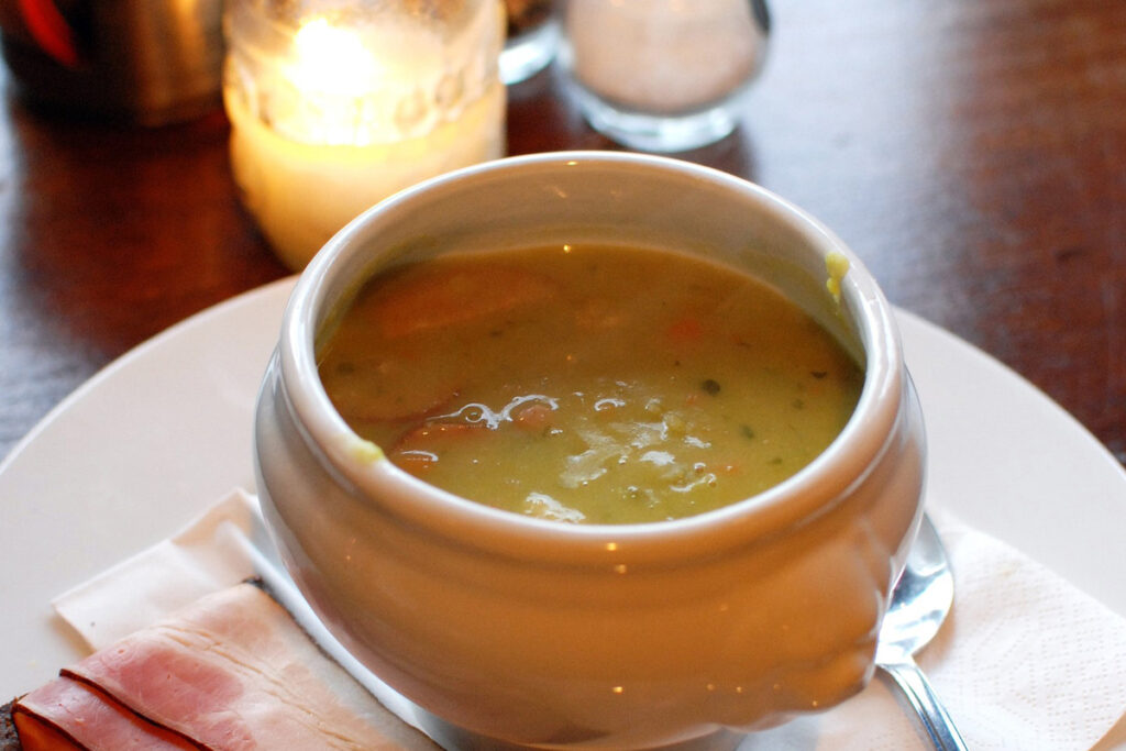 Sopa espesa de guisantes erwtensoep o snert servida en un cuenco.
