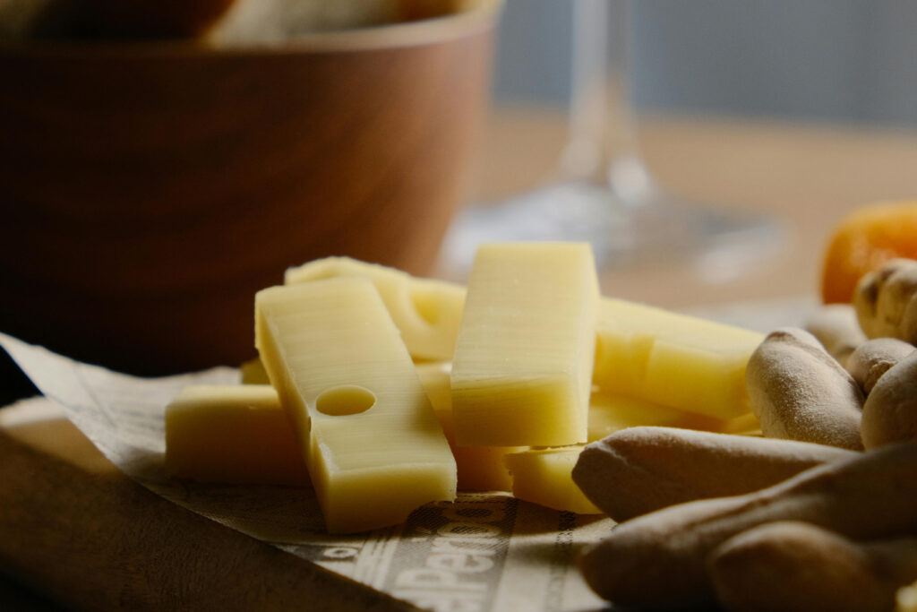 Quesos artesanales neerlandeses, concretamente Gouda, en una granja tradicional de la campiña holandesa.