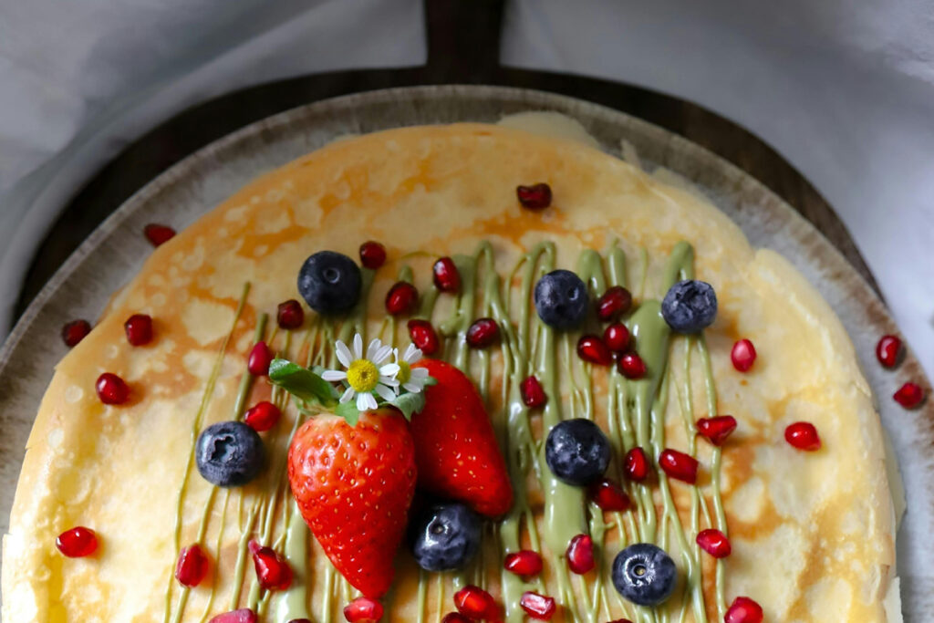 Pannenkoeken neerlandés servido con fresas y arándanos en un restaurante tradicional rural.